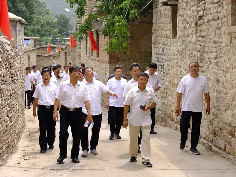 讓黨旗高高飄揚(yáng)---宏達(dá)集團(tuán)黨員參觀大峰山紅色教育基地活動